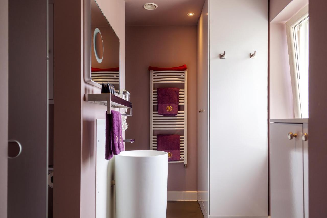B&B Saint-Georges -Located In The City Centre Of Bruges- Екстериор снимка A heated towel rail