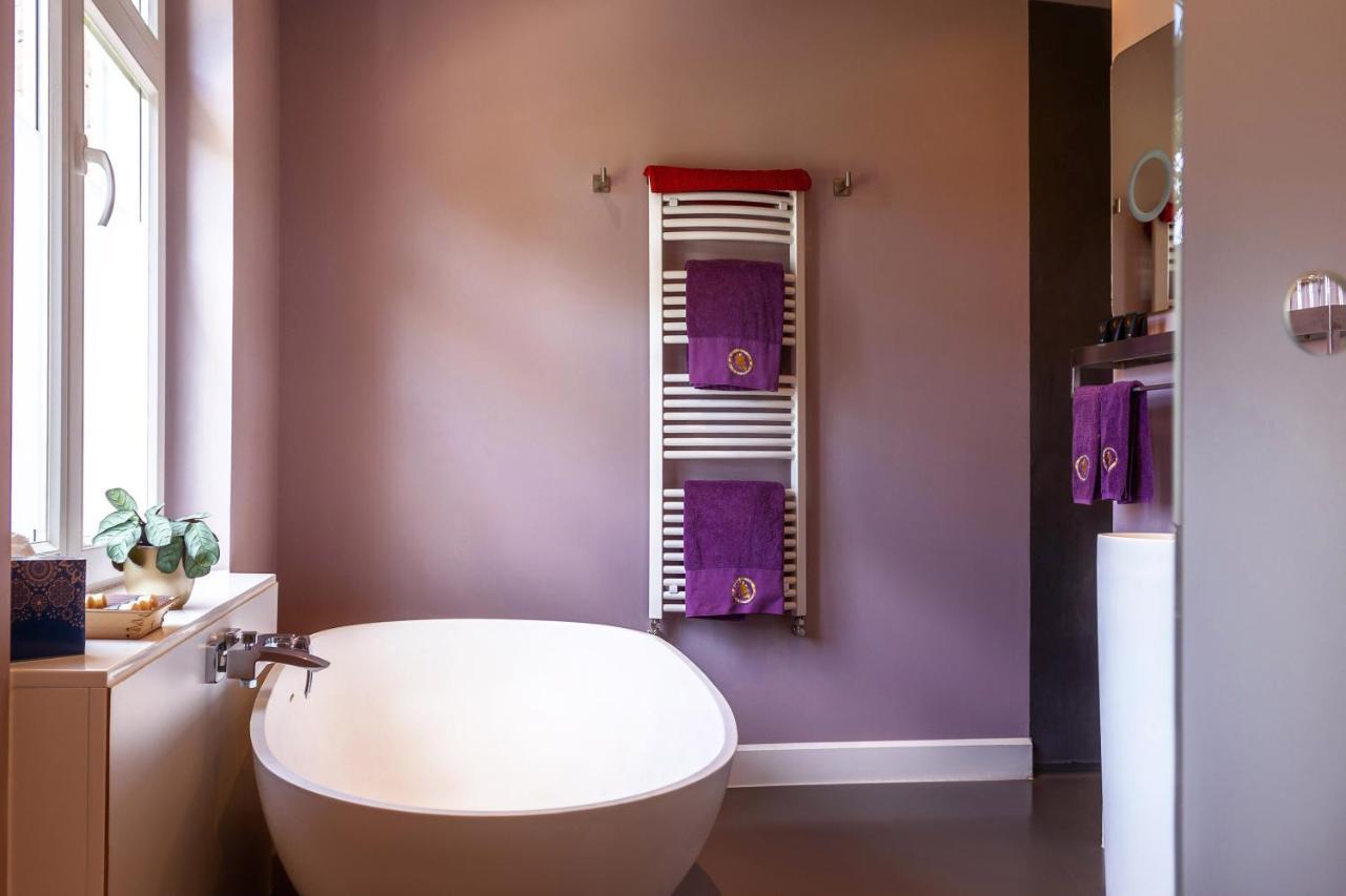 B&B Saint-Georges -Located In The City Centre Of Bruges- Екстериор снимка A towel warmer
