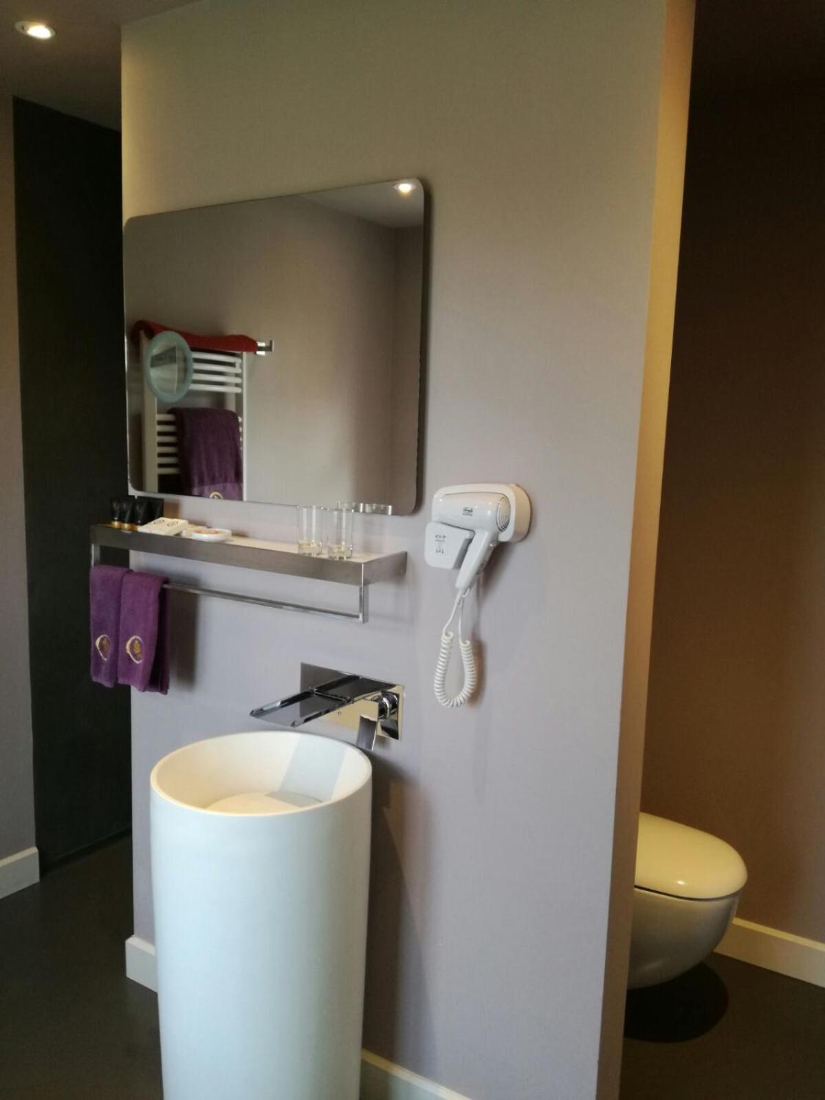 B&B Saint-Georges -Located In The City Centre Of Bruges- Екстериор снимка A hair dryer mounted on a wall