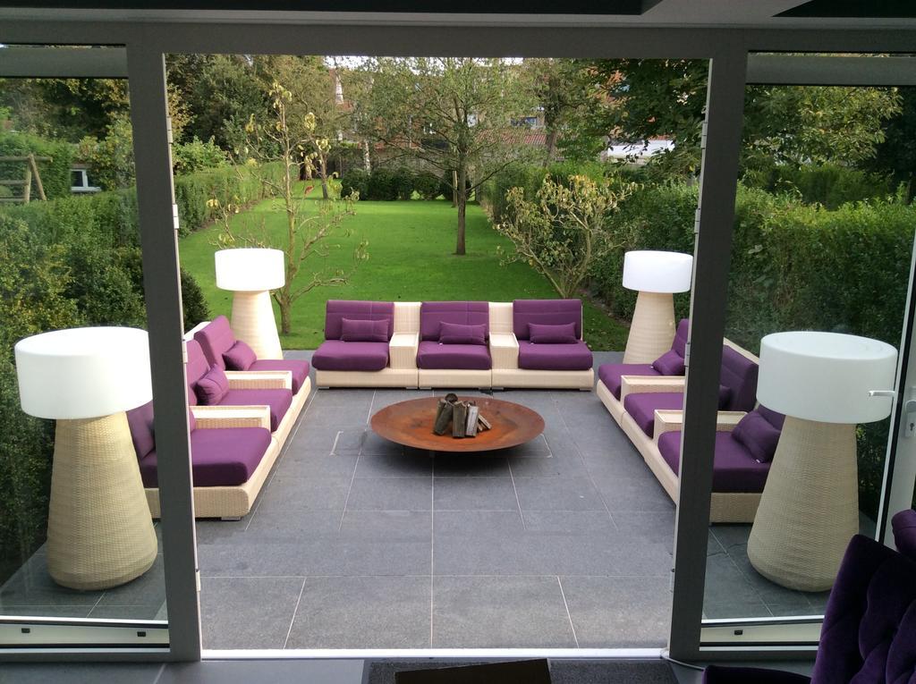 B&B Saint-Georges -Located In The City Centre Of Bruges- Екстериор снимка A patio with a garden furniture set