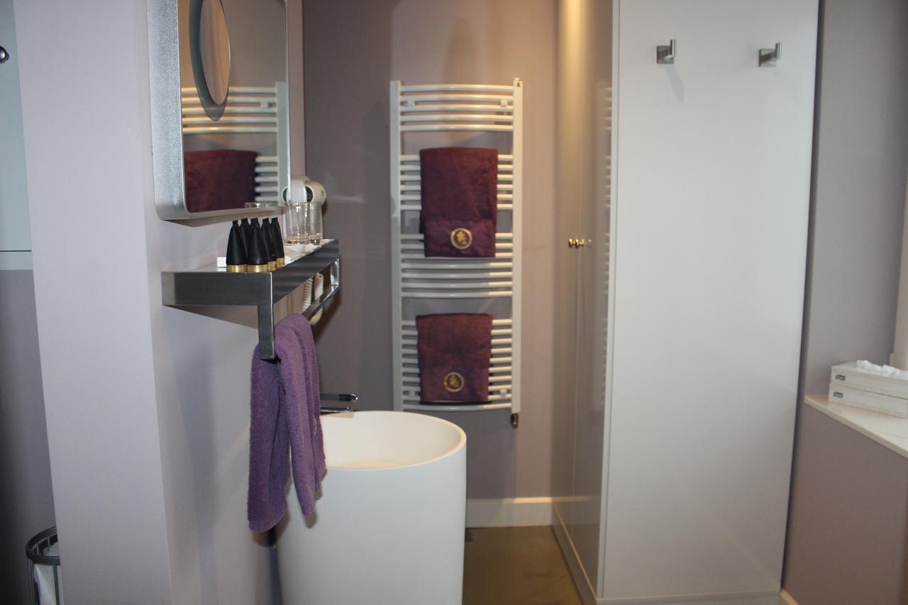 B&B Saint-Georges -Located In The City Centre Of Bruges- Екстериор снимка A heated towel rail