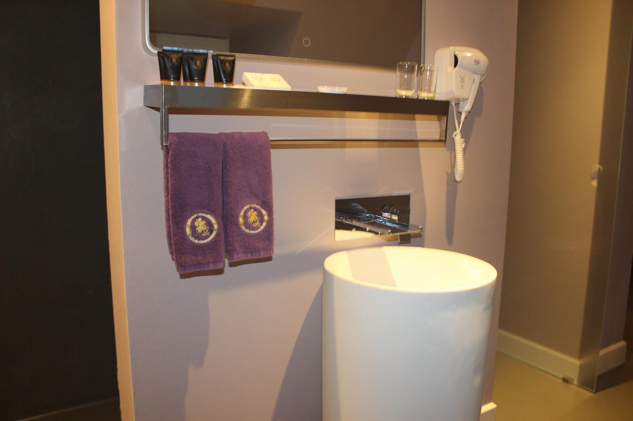 B&B Saint-Georges -Located In The City Centre Of Bruges- Екстериор снимка A typical bathroom in a Premier Inn
